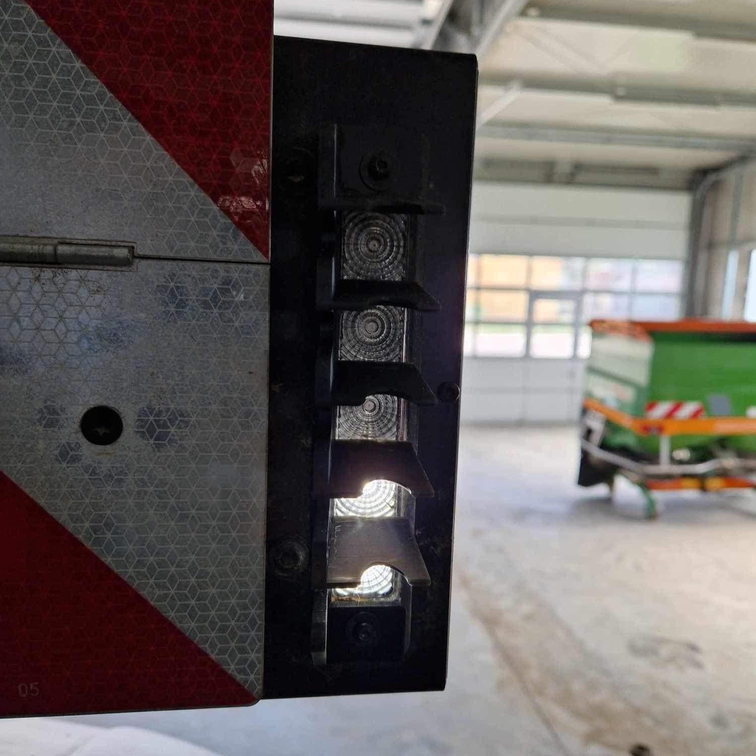 Pokrov LED luči za opozorilno tablo na traktorjih Fendt Vario 300-1000 image 2